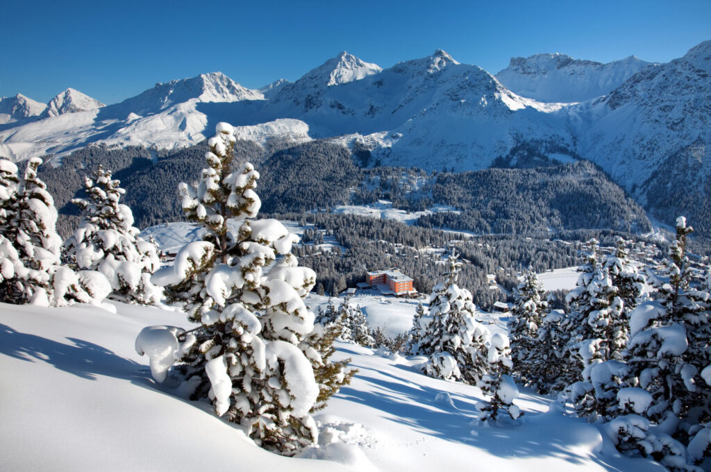 Hoch über Arosa, dort wo die Strasse zu Ende ist, beginnt die Reise zu sich selbst. Mit grossartigem Essen und tiefer Entspannung erleben wir überraschend kontrastreiche Momente. Zwischen gehobenen Gesprächen und lustigem Kinderlärm plaudern wir über Träume und Wünsche. Willkommen im Prätschli.