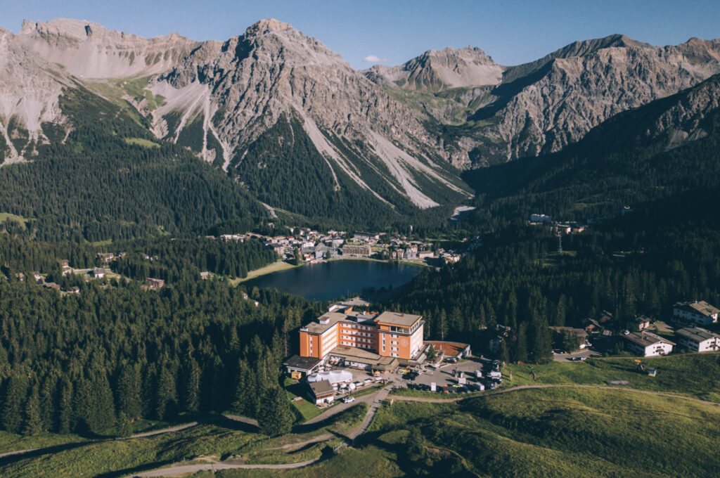 Hoch über Arosa, dort wo die Strasse zu Ende ist, beginnt die Reise zu sich selbst. Mit grossartigem Essen und tiefer Entspannung erleben wir überraschend kontrastreiche Momente. Zwischen gehobenen Gesprächen und lustigem Kinderlärm plaudern wir über Träume und Wünsche. Willkommen im Prätschli.