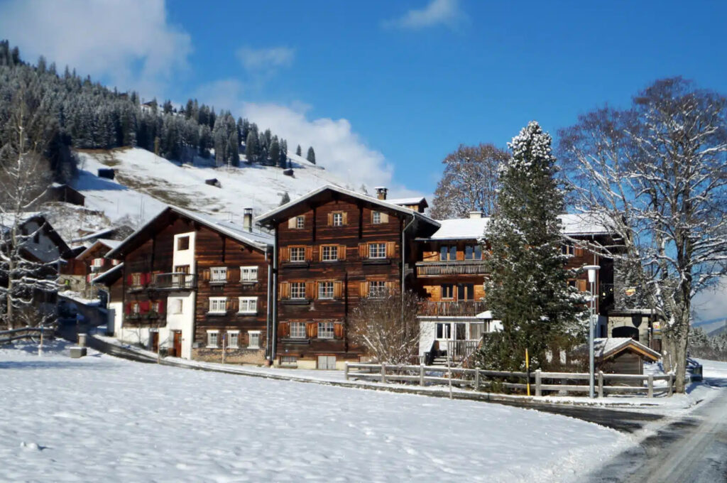 Das Gasthaus Rathaus im Herzen des Safientals verbindet alpine Tradition mit gemütlichem Komfort. Bei uns erwarten Sie historische Atmosphäre, regionale Köstlichkeiten und eine herzliche Gastfreundschaft – ideal für eine entspannte Auszeit in den Bergen.
