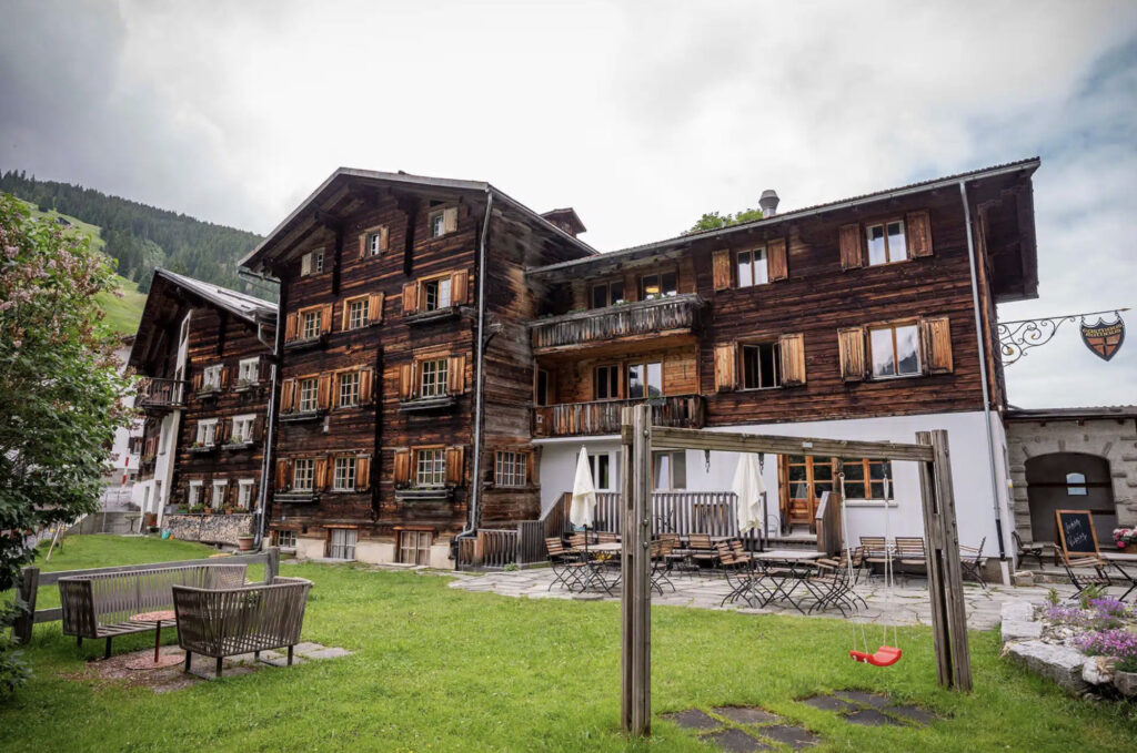 Das Gasthaus Rathaus im Herzen des Safientals verbindet alpine Tradition mit gemütlichem Komfort. Bei uns erwarten Sie historische Atmosphäre, regionale Köstlichkeiten und eine herzliche Gastfreundschaft – ideal für eine entspannte Auszeit in den Bergen.